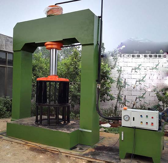 棗莊力邦機械生產的400t龍門液壓機