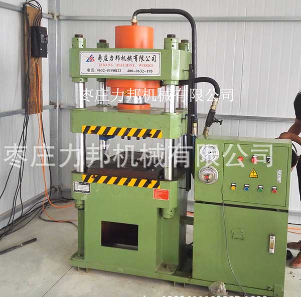 四柱三板液壓機實物圖