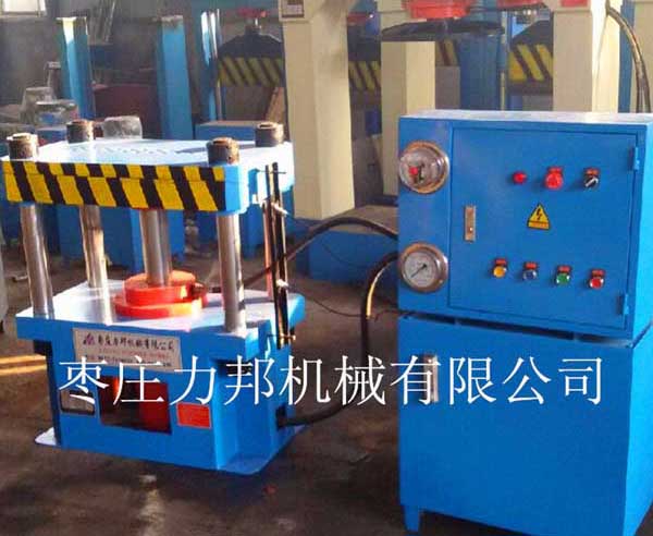 小型四柱液壓機實物圖